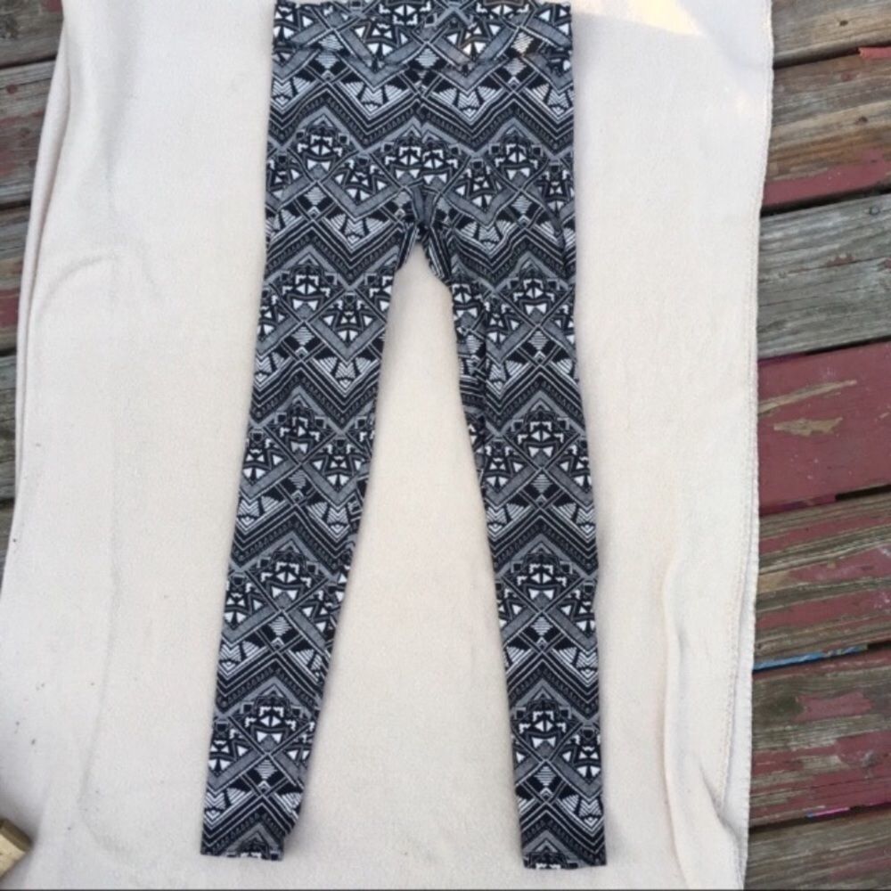 XS Victoria's Secret PINK Leggings Aztec Black Yoga Pants Workout Loungewear - Picture 3 of 4